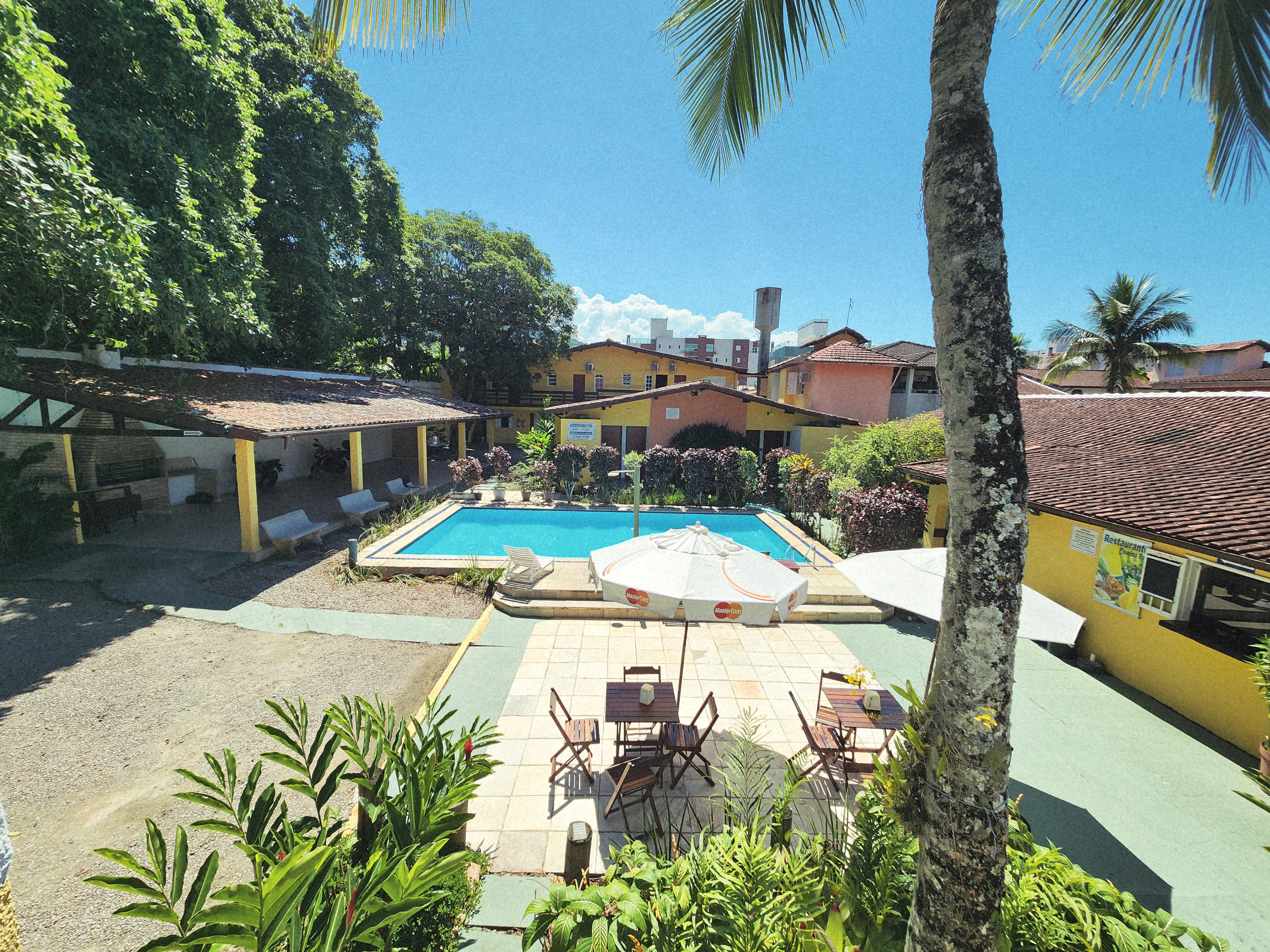 Área externa com piscina e natureza na Pousada Viva Ubatuba